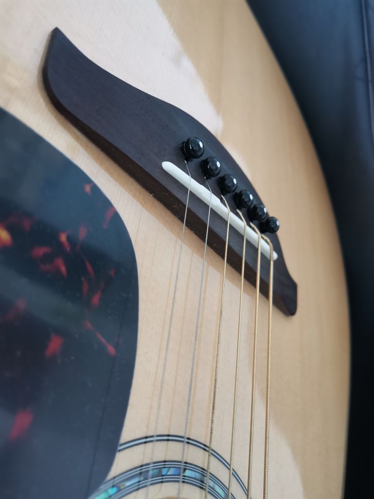 这是吉他弦是锈了吗