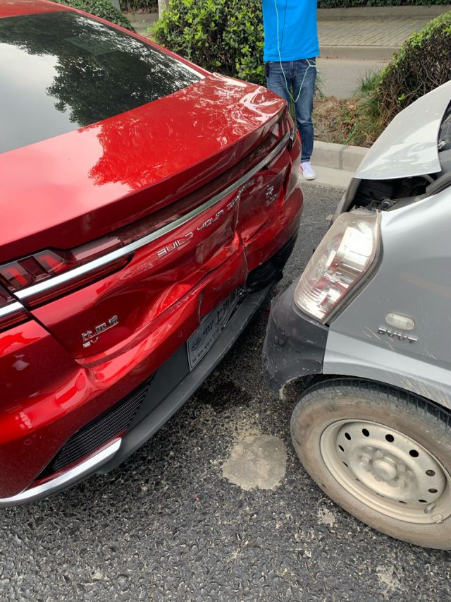 今天去试驾被追尾了,比亚迪汉