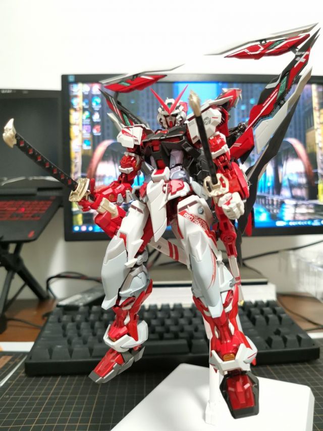 有哪些高达模型是插了很多武士刀的