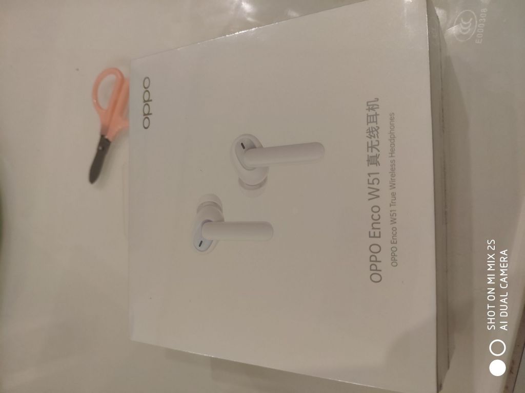 拼爹爹oppow51绒白到了充电盒上盖与底座有明显色差翻车