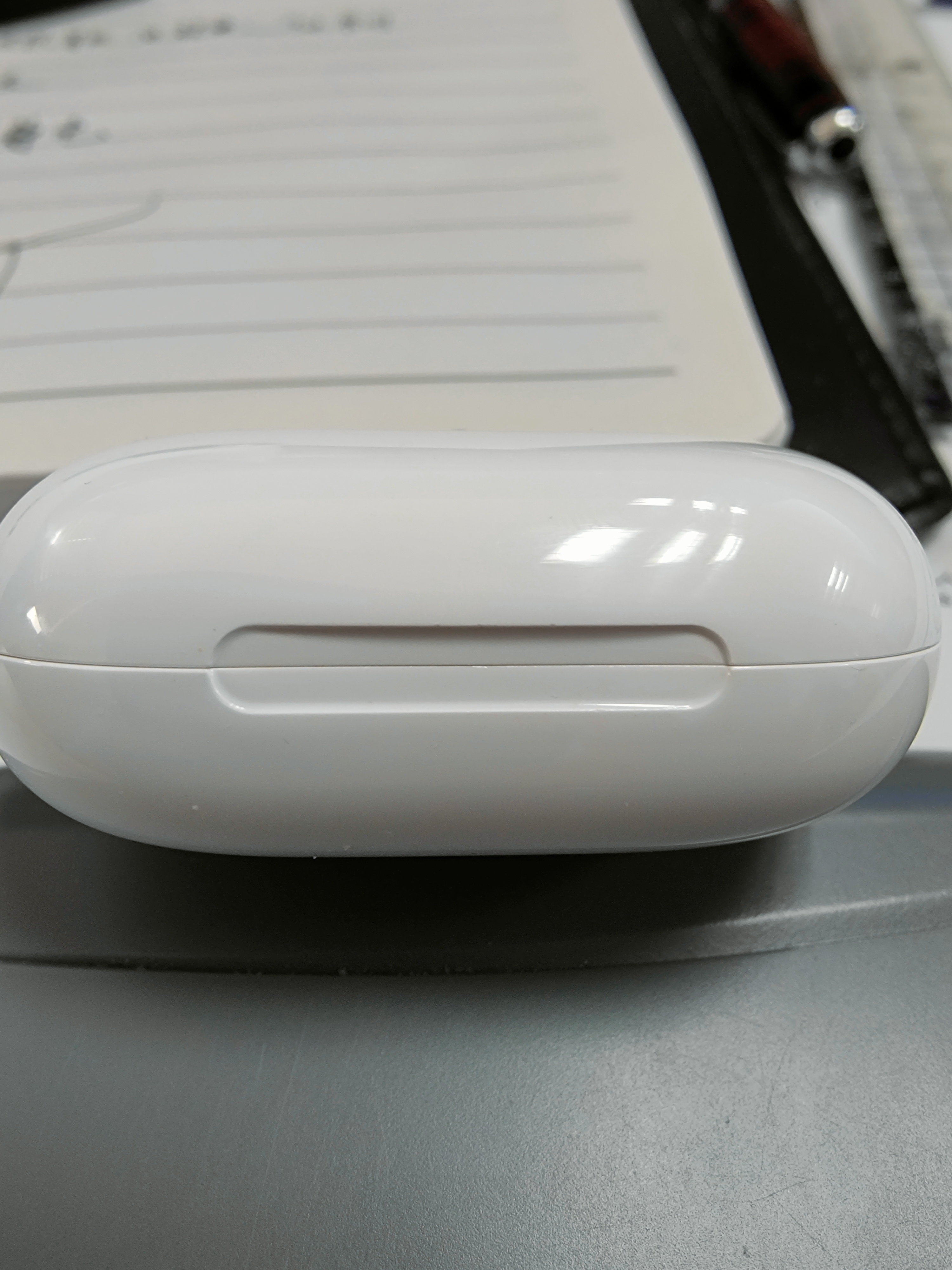 拼爹爹oppow51绒白到了充电盒上盖与底座有明显色差翻车