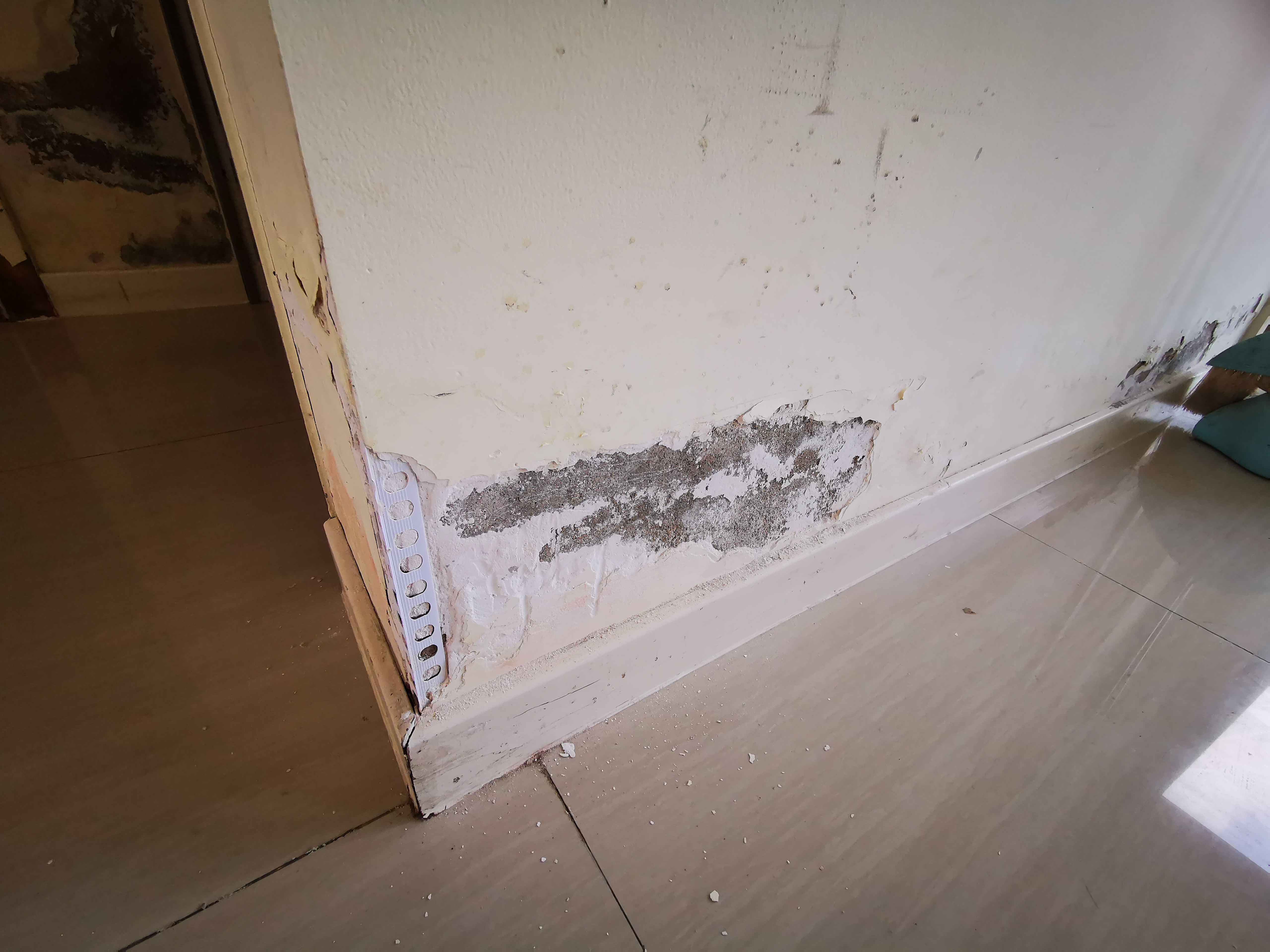 这个露底的油漆剥落是墙体里有渗水?