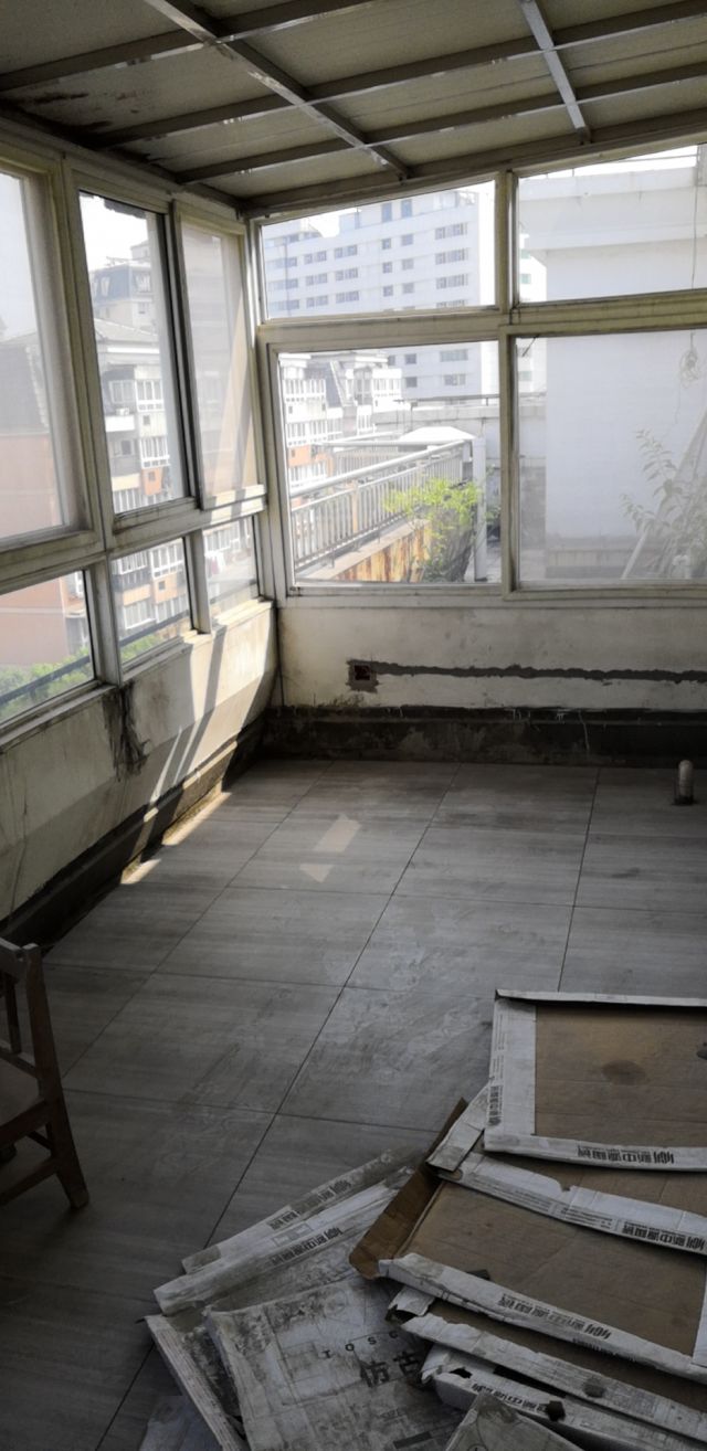 发现买的老破旧北边阳台也全天有阳光