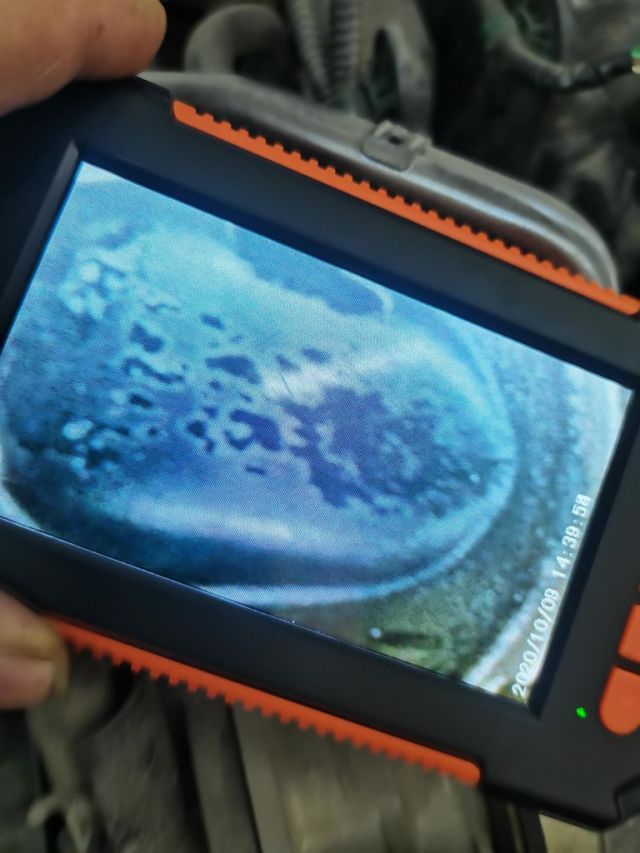 应该是活塞顶部