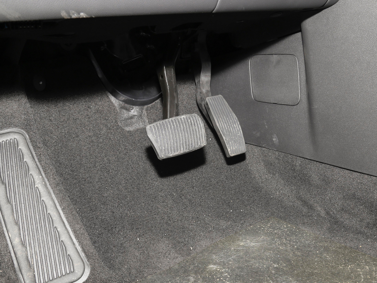 请教各位大佬,这两种油门踏板有什么实质性的区别?