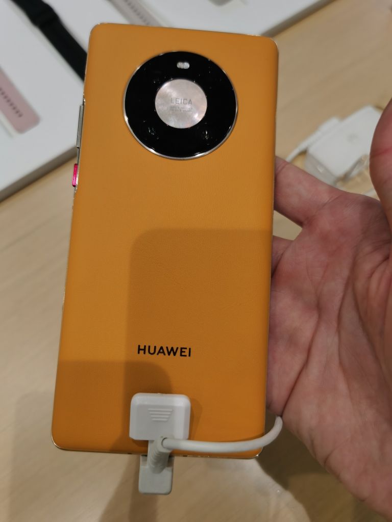 华为店转了转mate40pro的多任务有点掉帧啊