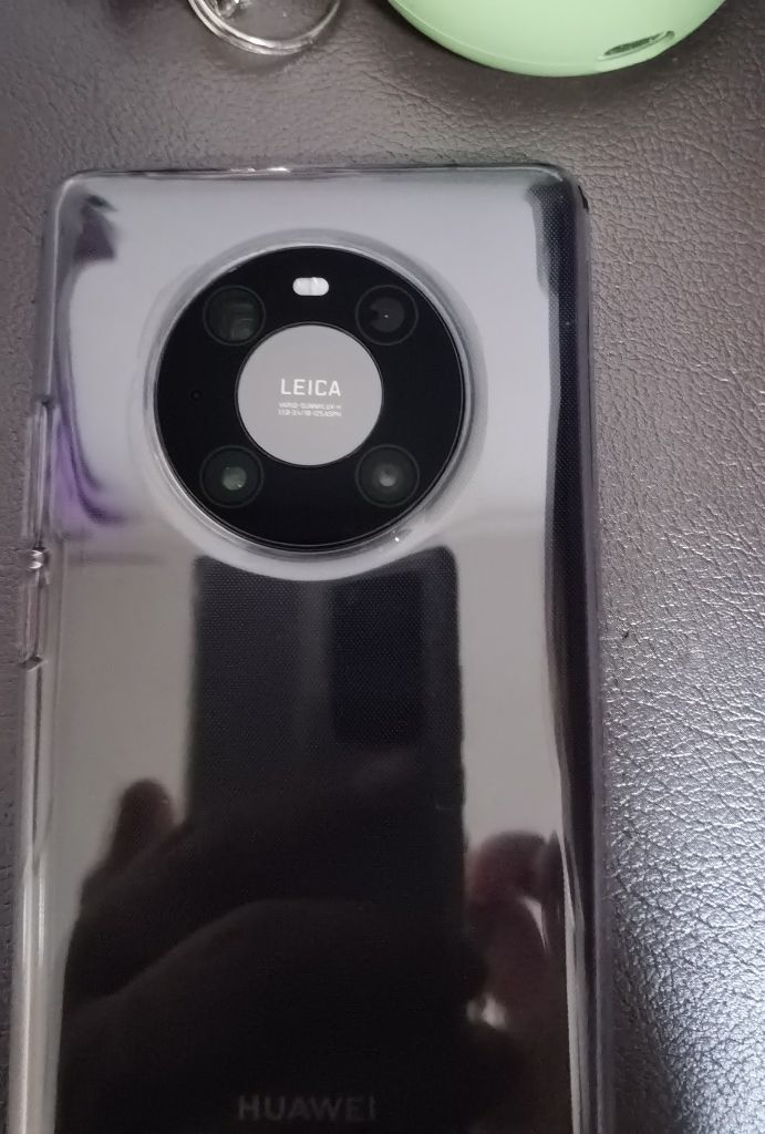 mate40背面徕卡标是歪的