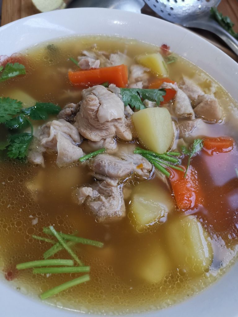 鸡腿炖土豆和胡萝卜