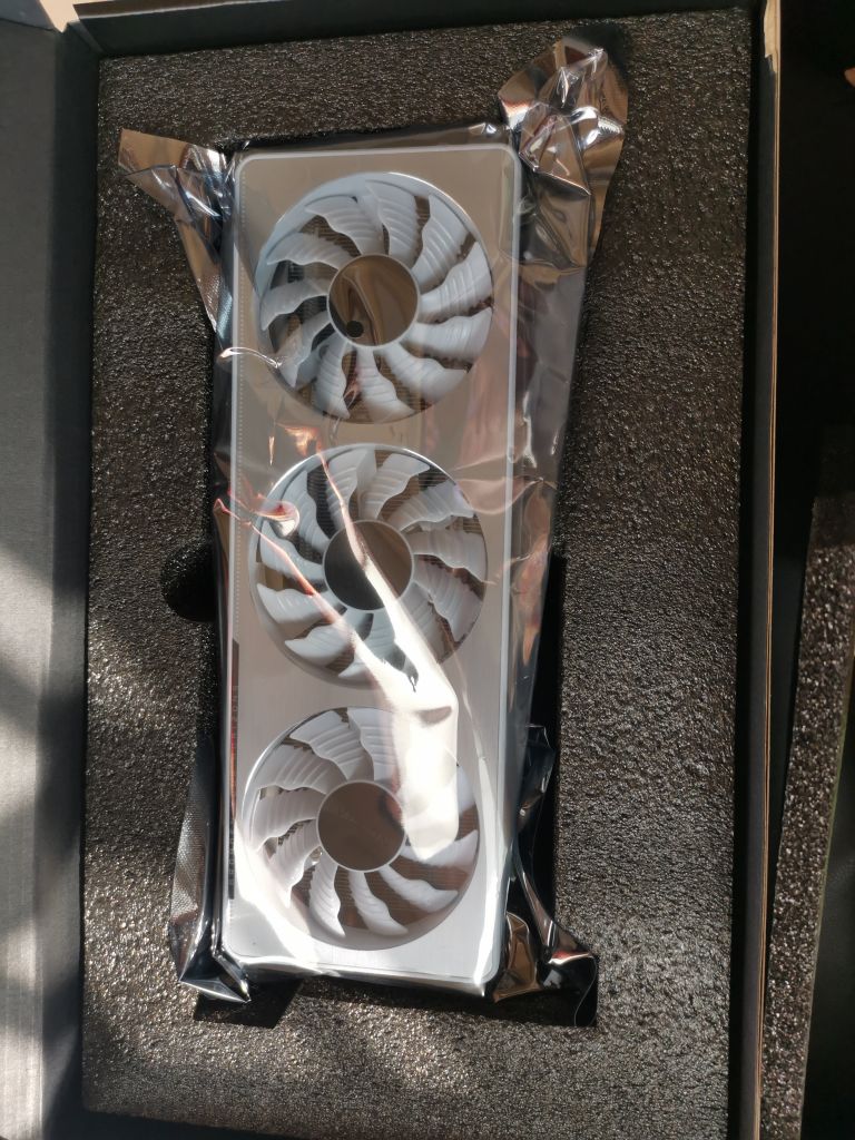 4500出一张未拆封3070技嘉雪鹰