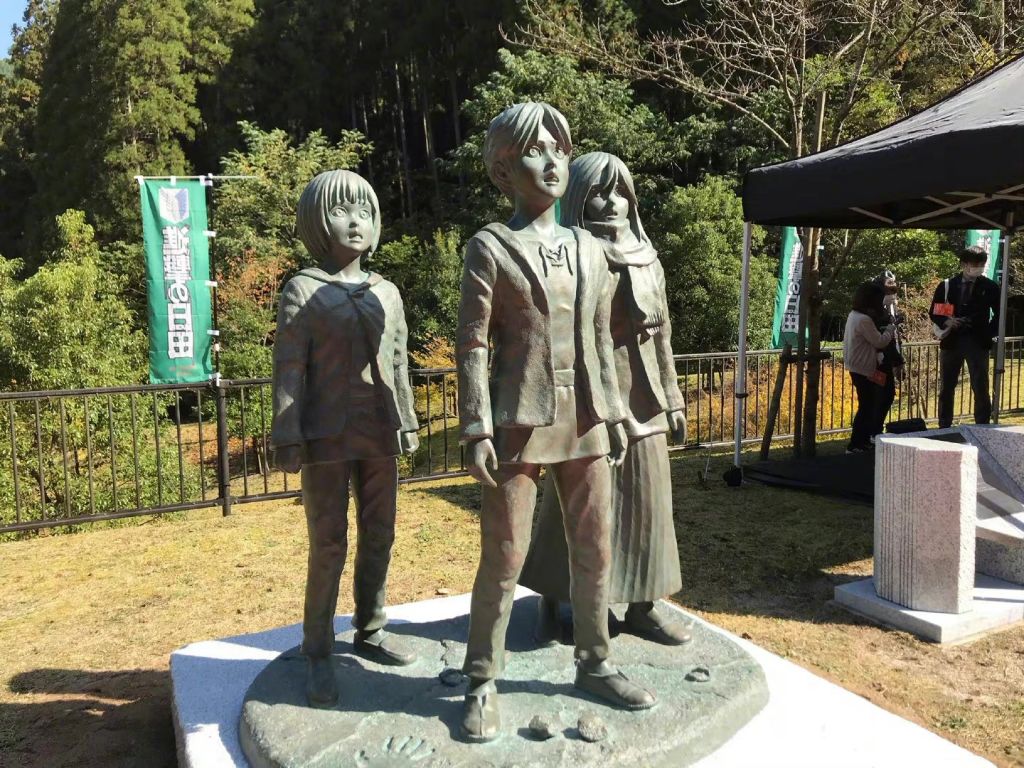日本人民乐趣多谏山创故乡在水坝附近建了艾伦三人组铜像重现玛利亚之
