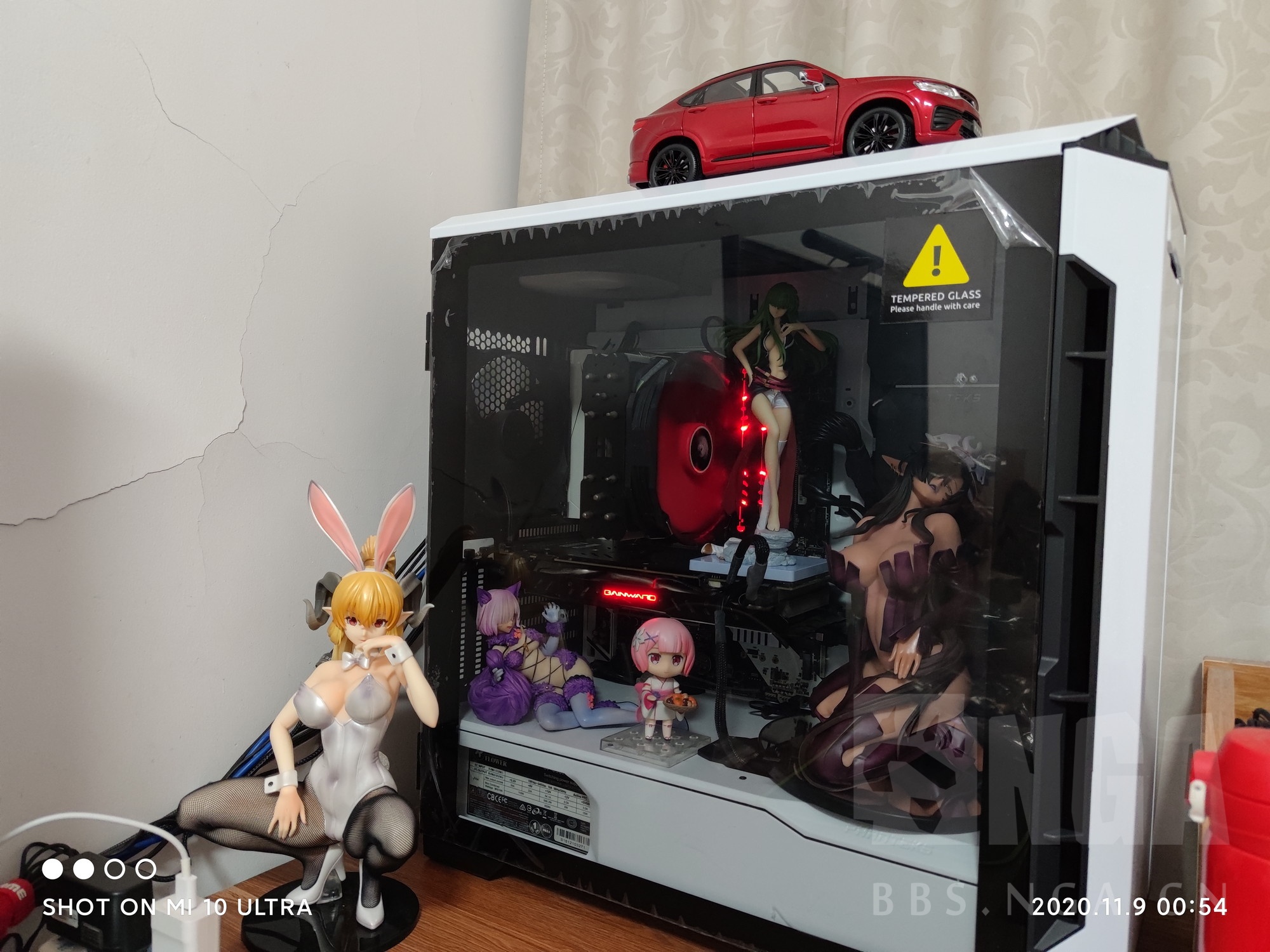 刚到的冰河白p600s机箱,买了一些手办做装饰,美滋滋