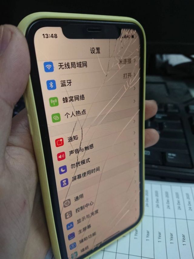苹果11屏摔坏的照片图片