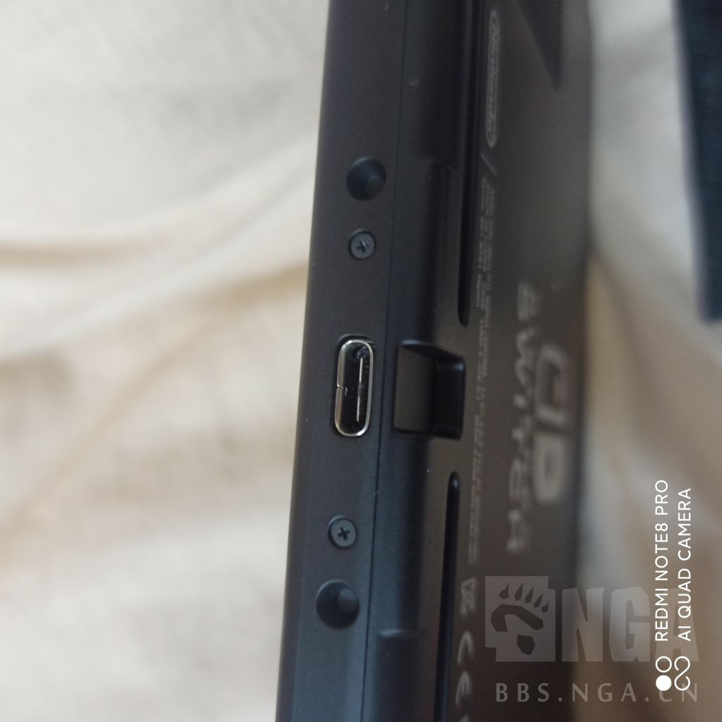 [switch相关]各位帮我看看刚刚买的switch充电接口有一道口子