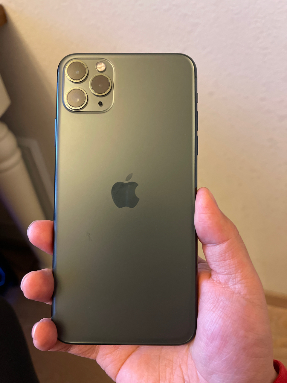 手机平板国行iphone11promax64g暗夜绿5200屏幕左下角有一行浅划痕最