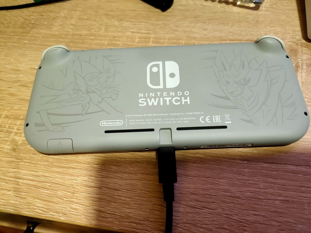 已出出一台switchlite剑盾港版