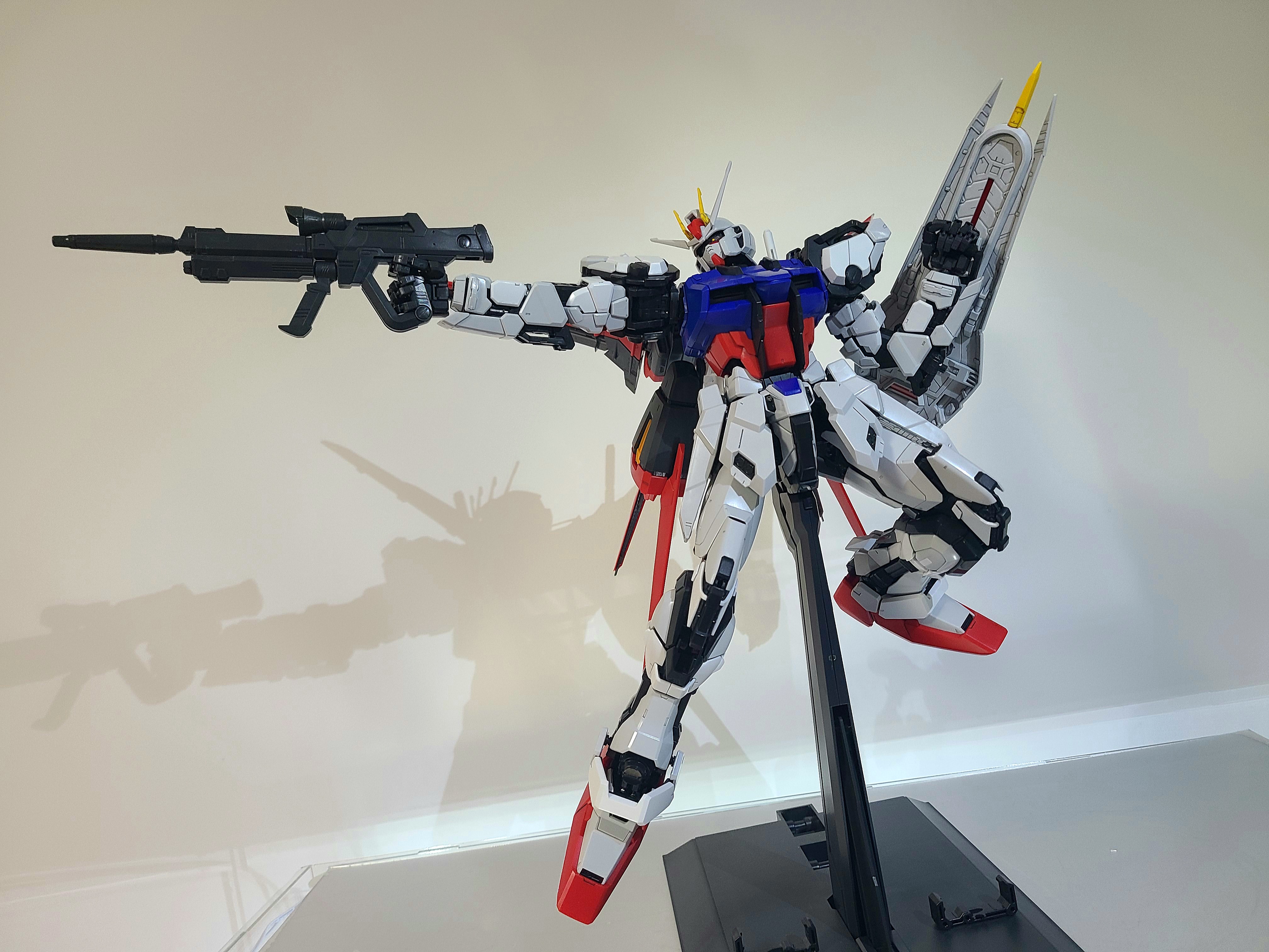 拼装双十一入的pg白强袭空战背包拼完了试着摆个op姿势加遇到的一些