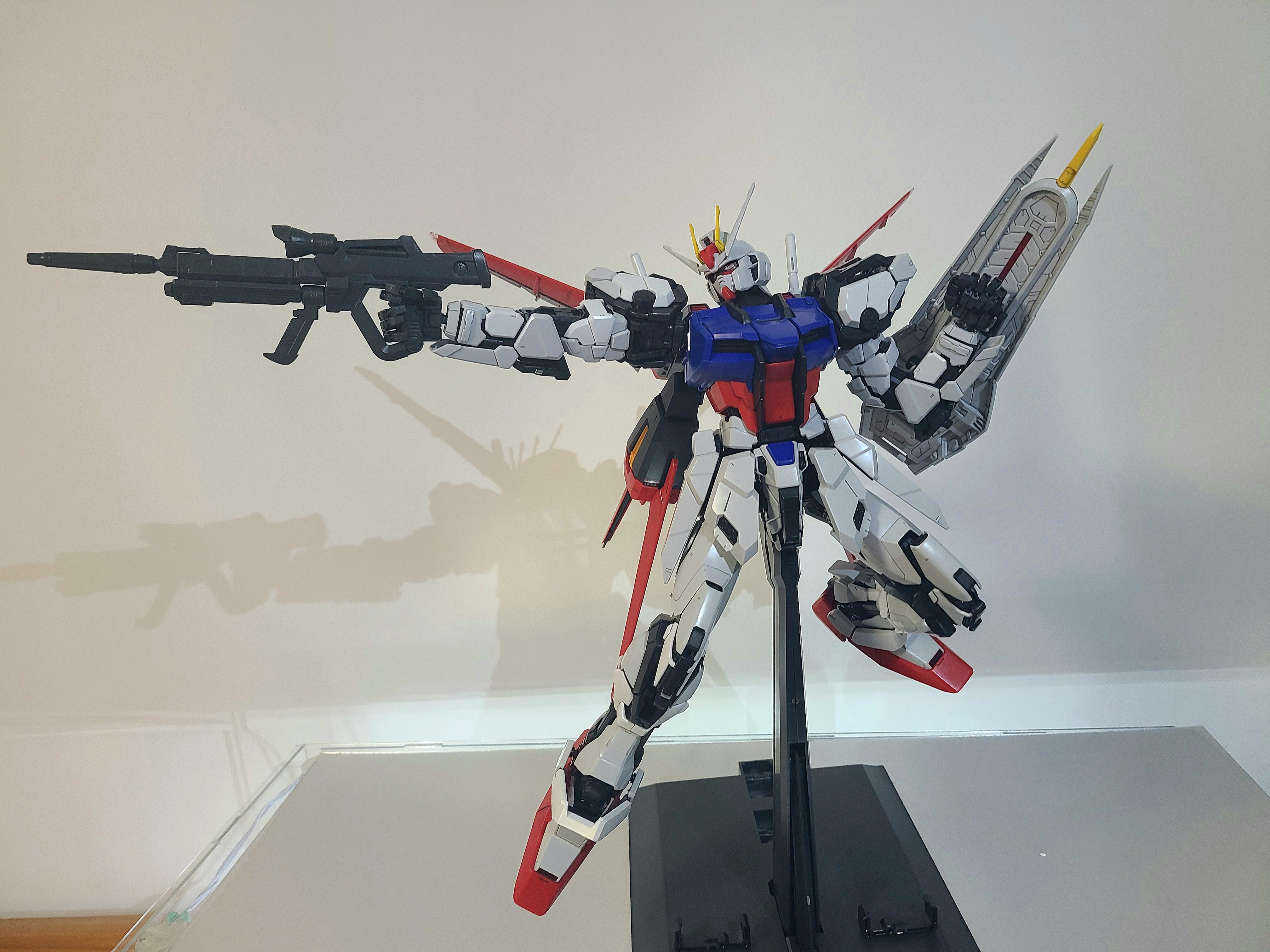 拼装双十一入的pg白强袭空战背包拼完了试着摆个op姿势加遇到的一些