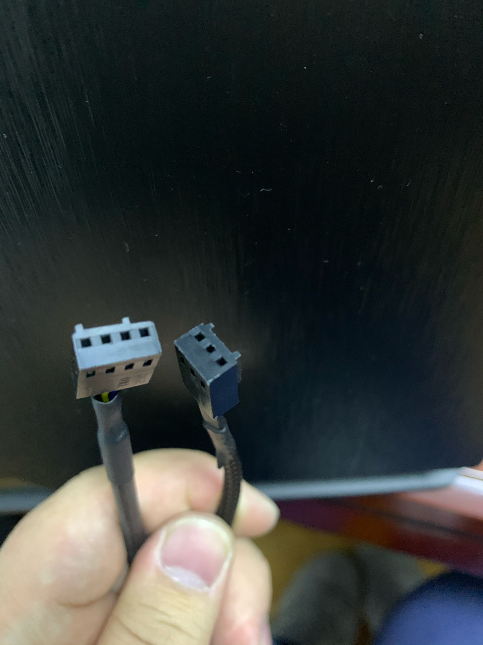 3pin的风扇和4pin风扇可以共用一个一分二线吗