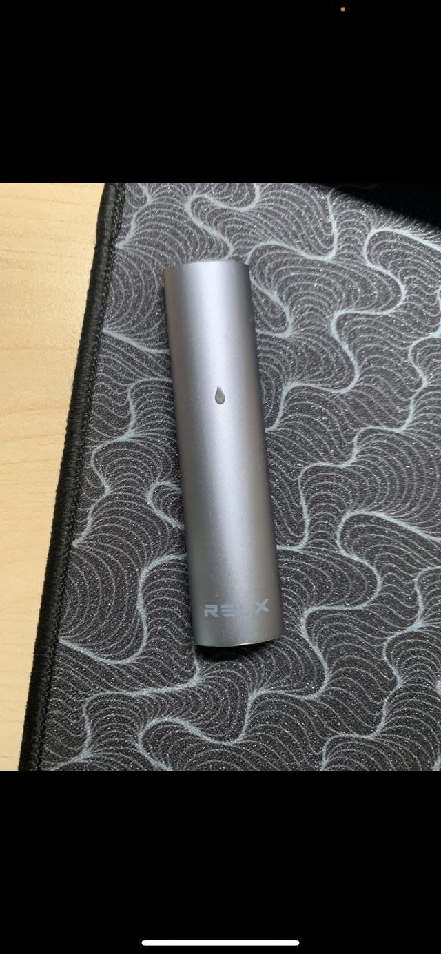 出一个悦刻1代烟杆,加磁吸皮套,一颗全新烟弹