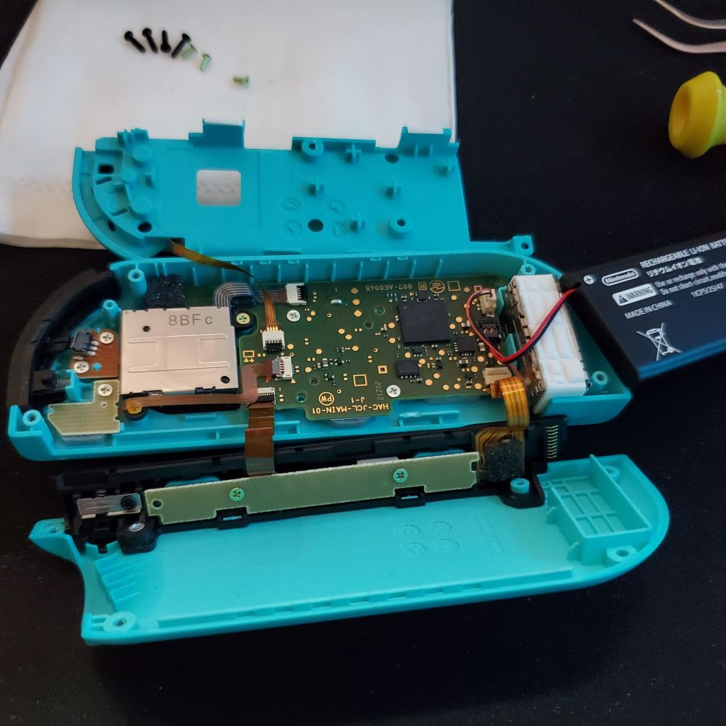 老哥们,拆joycon突然多了个零件