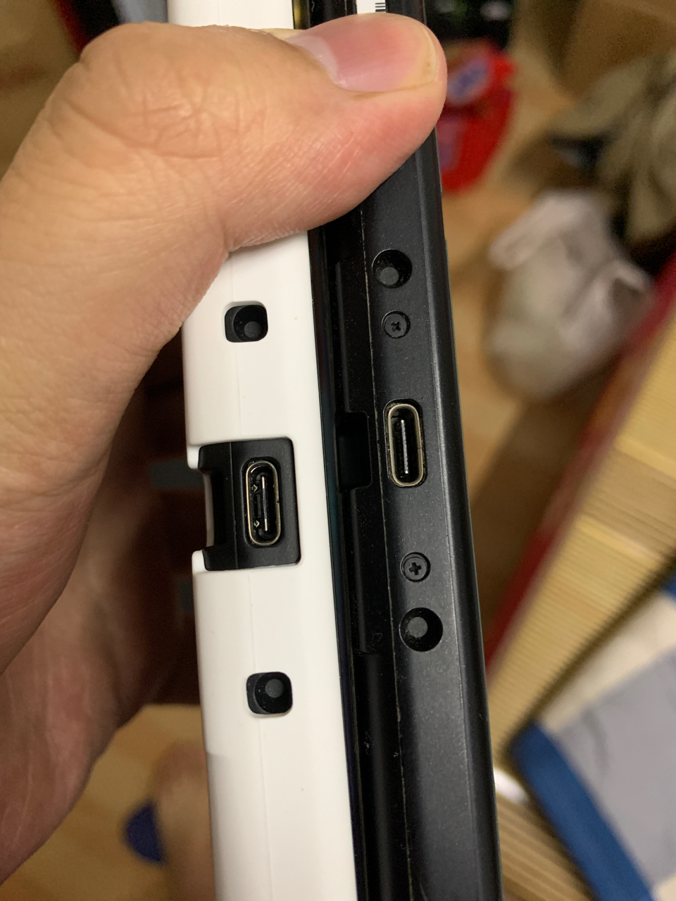 switch相关萌新switch刚到请问充电口颜色不一样正常吗