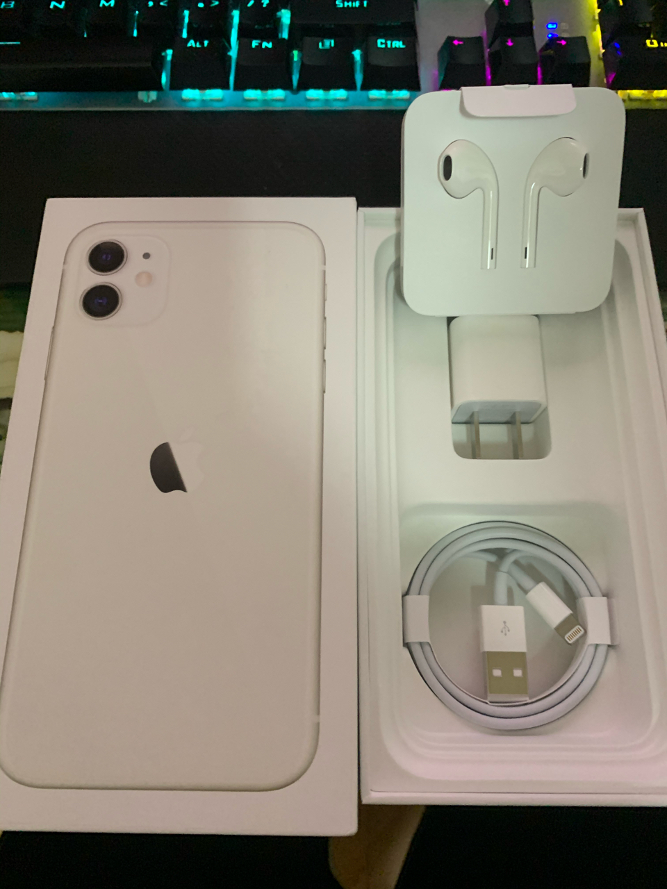 求购个苹果11充电头,华为荣耀20充电线