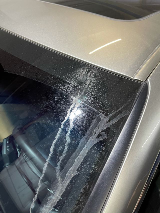 老哥们,车玻璃上这种水斑怎么处理