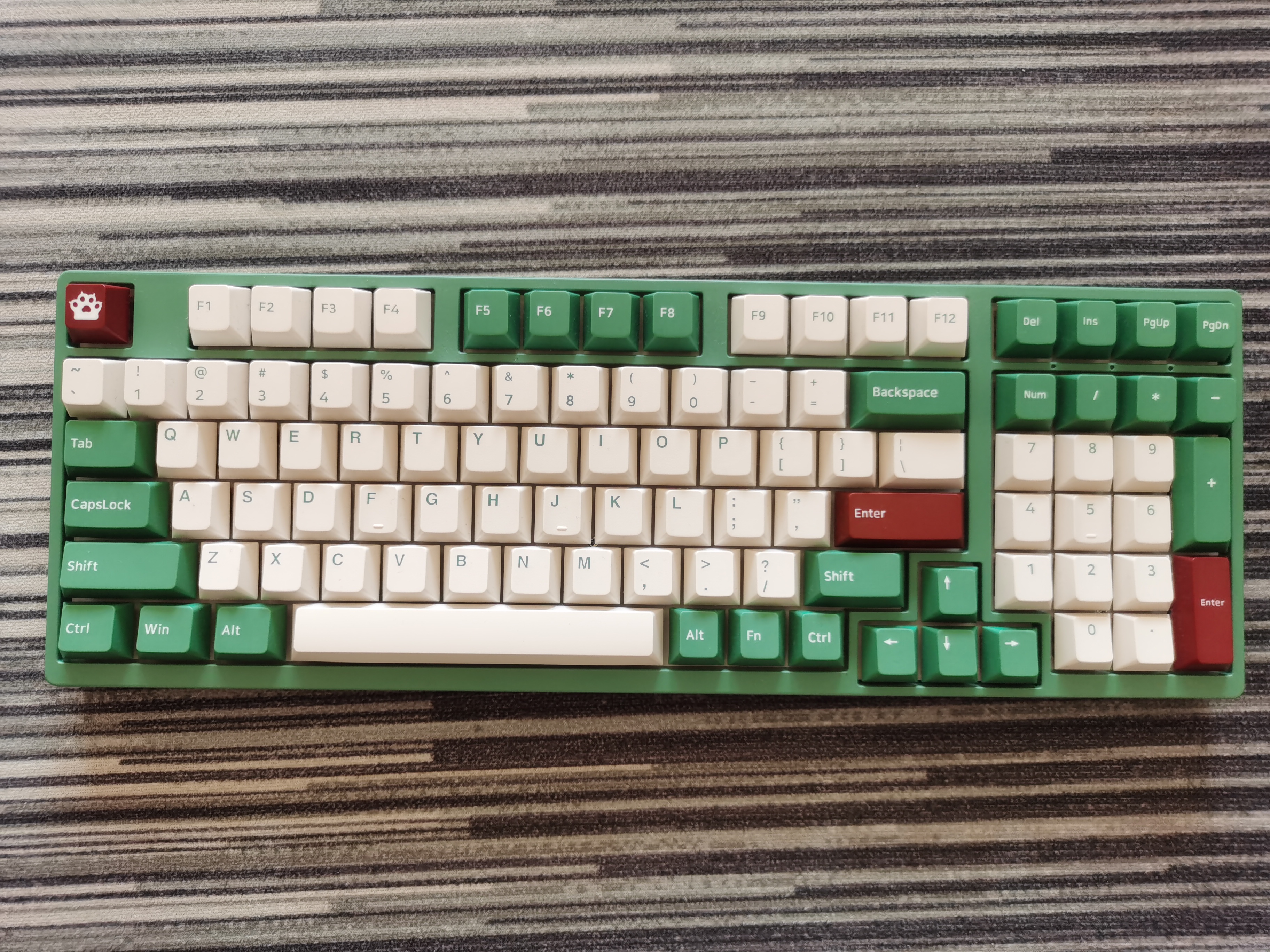 出个akko的机械键盘3098红豆抹茶配色红轴手感双十一刚买的