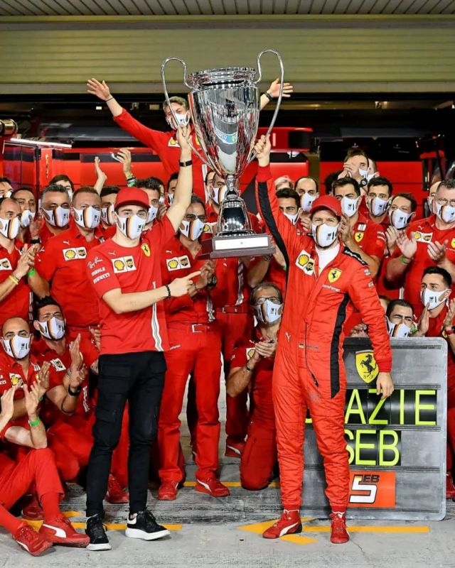 欧洲红魔高举大耳朵杯!