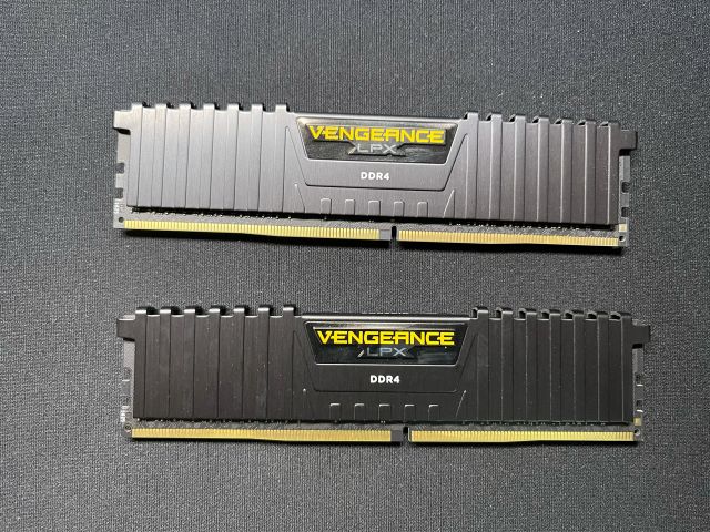 出两根内存,美商海盗船复仇者lpx ddr4 2400 8g内存*2,自用,换了幻光