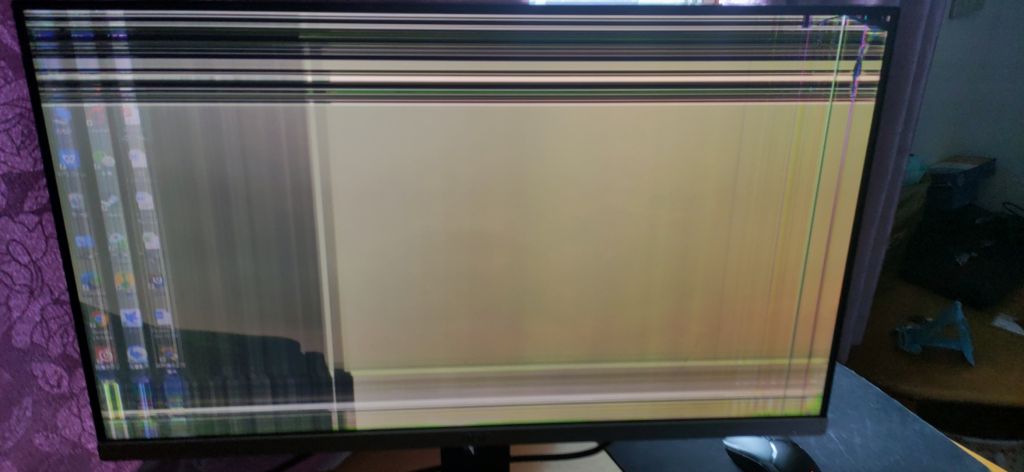 电脑屏幕好像被猫咬裂了