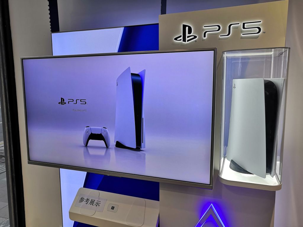 上海淮海中路的索尼店也摆了两台ps5