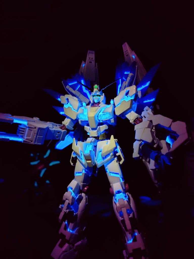 拼装rg全装独角兽紫光灯下真好看