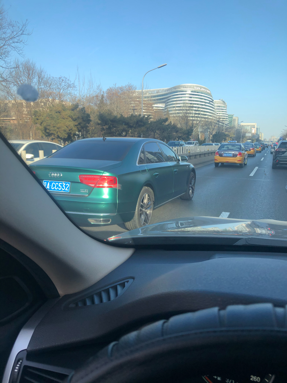 emmm我见识少真有人选绿色的车啊