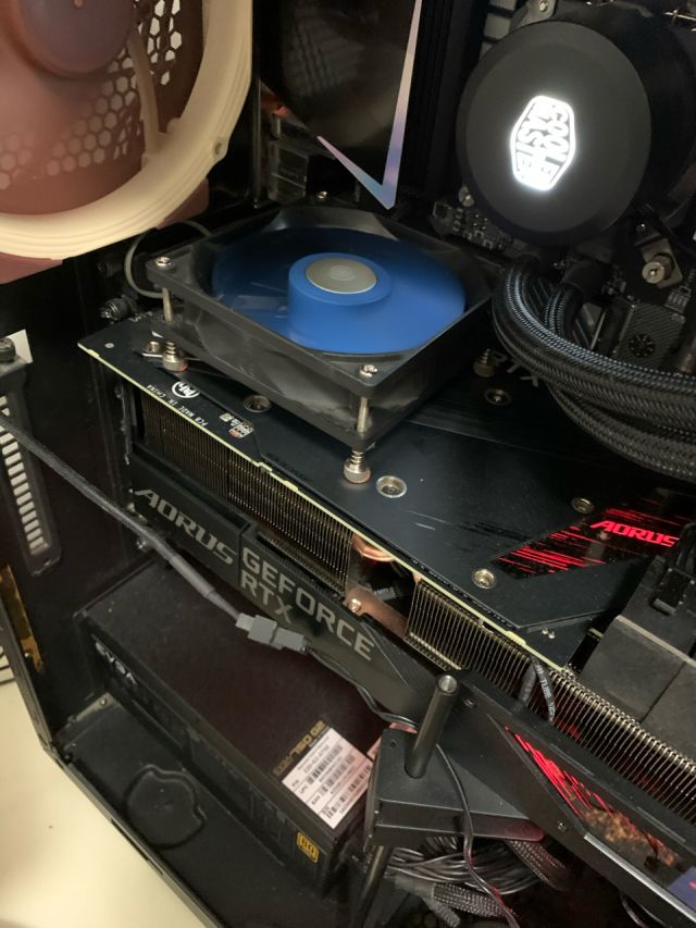 给显卡背板按了个小风扇