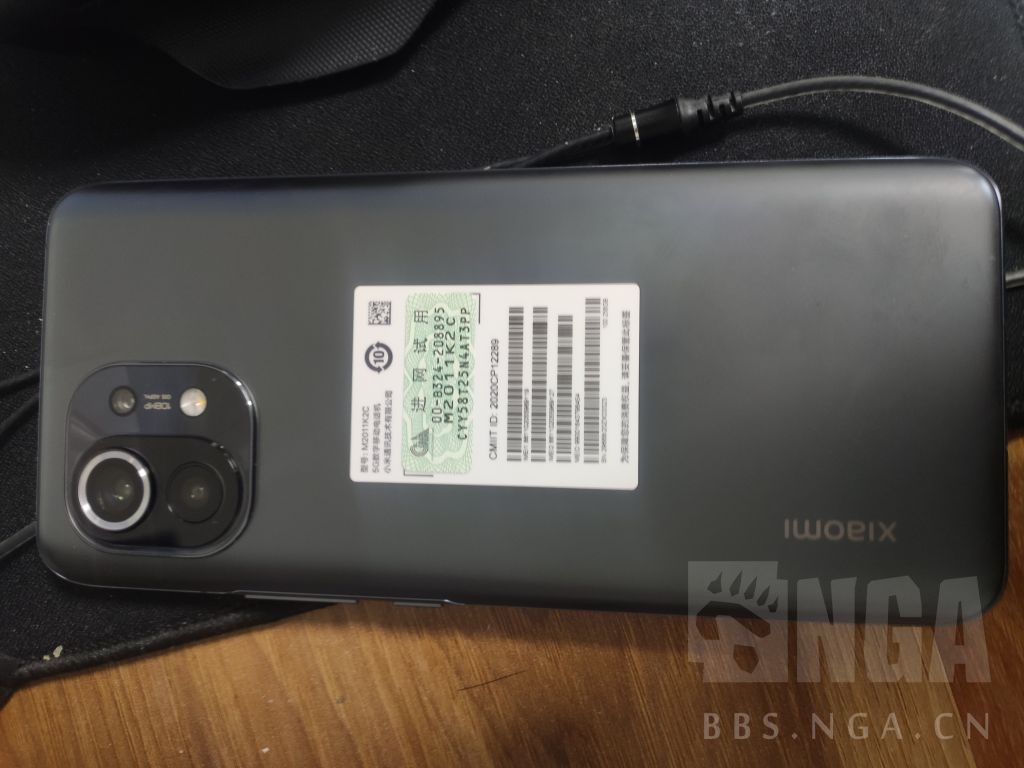 小米11背后这张进网许可是直接贴在背面机身上的还是有张膜?