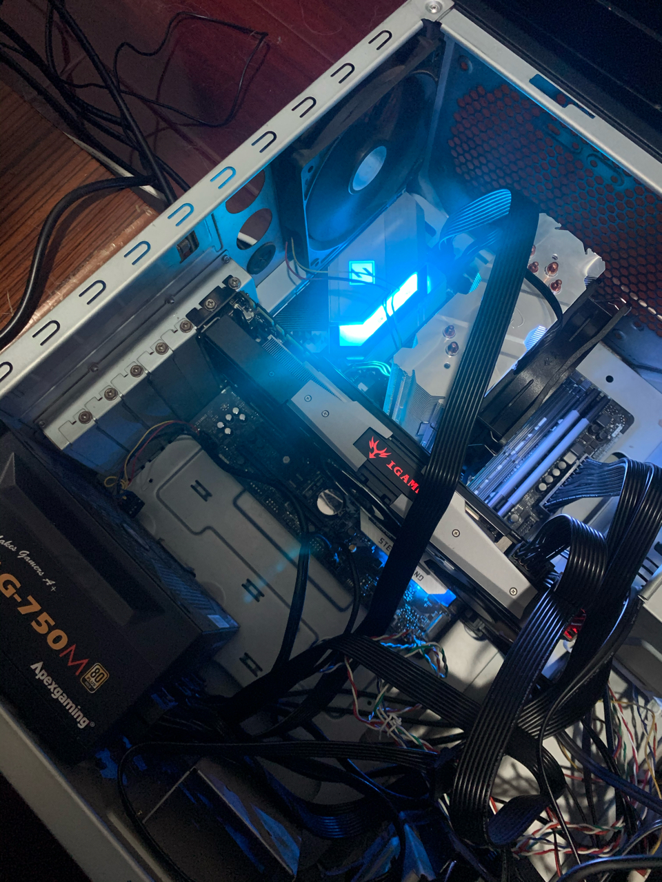 好兄弟帮帮我主板灯一直闪咋办