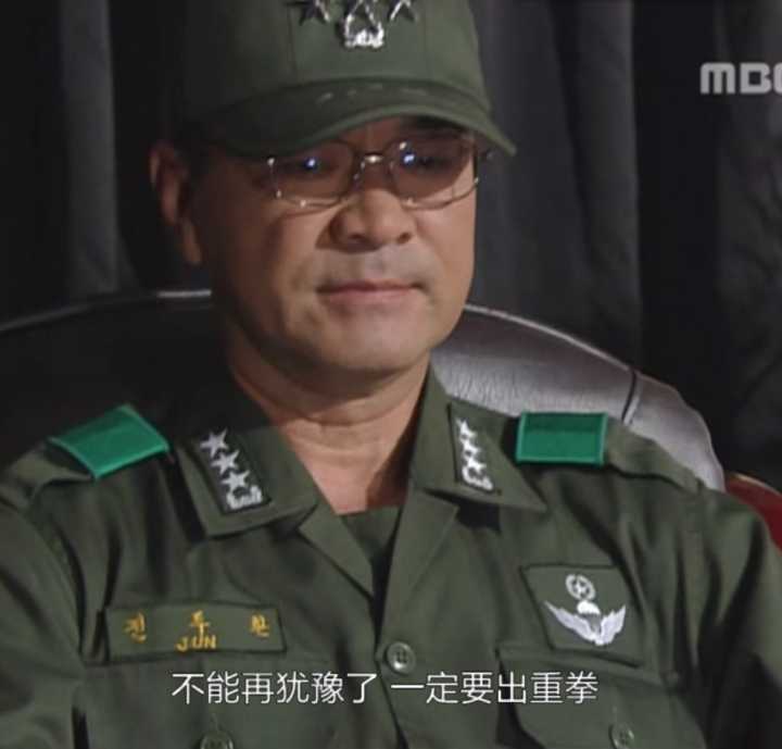 玩梗加上去的 金基贤老爷子是著名的汉城战车道张泰玩将军的扮演者  