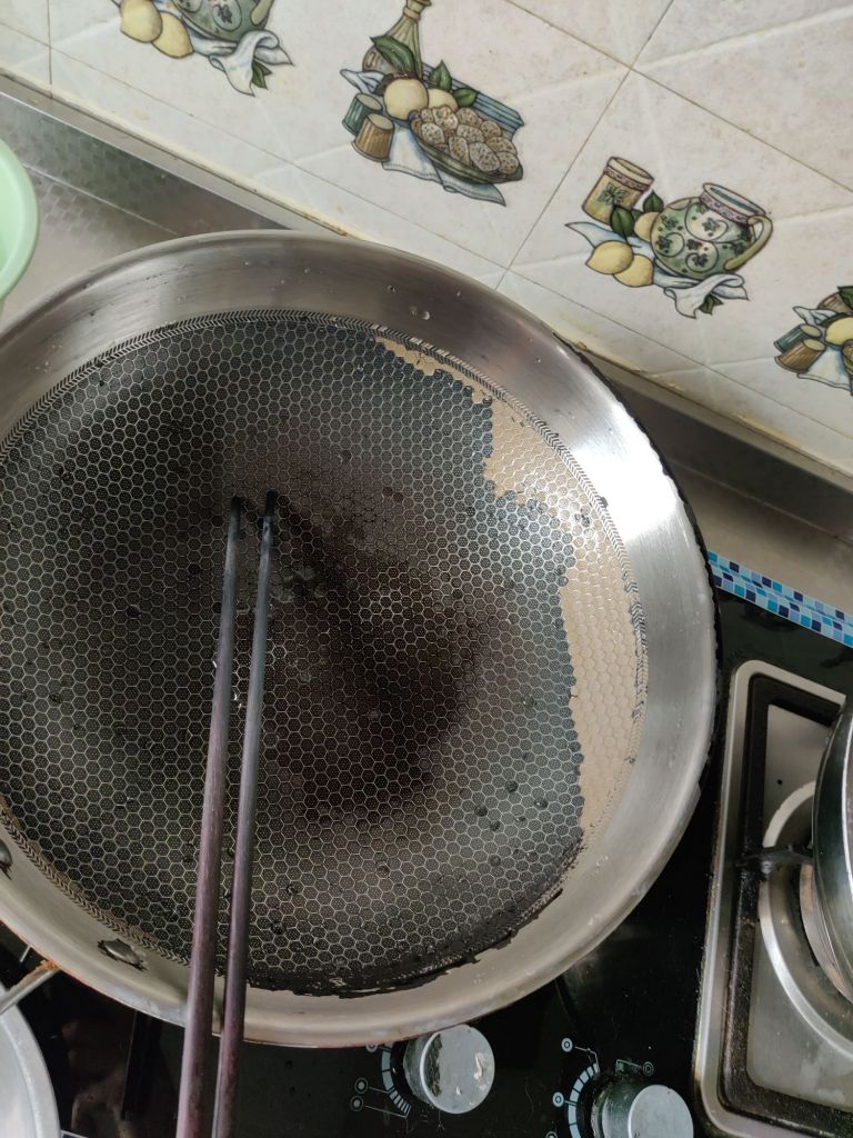 水一发我妈买了个除垢剂结果不粘锅涂层掉了