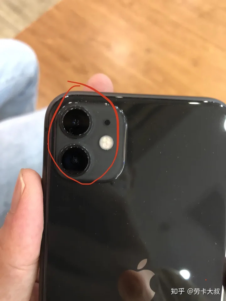 有买黑色iphone12的朋友吗,你们摄像头周围发白吗