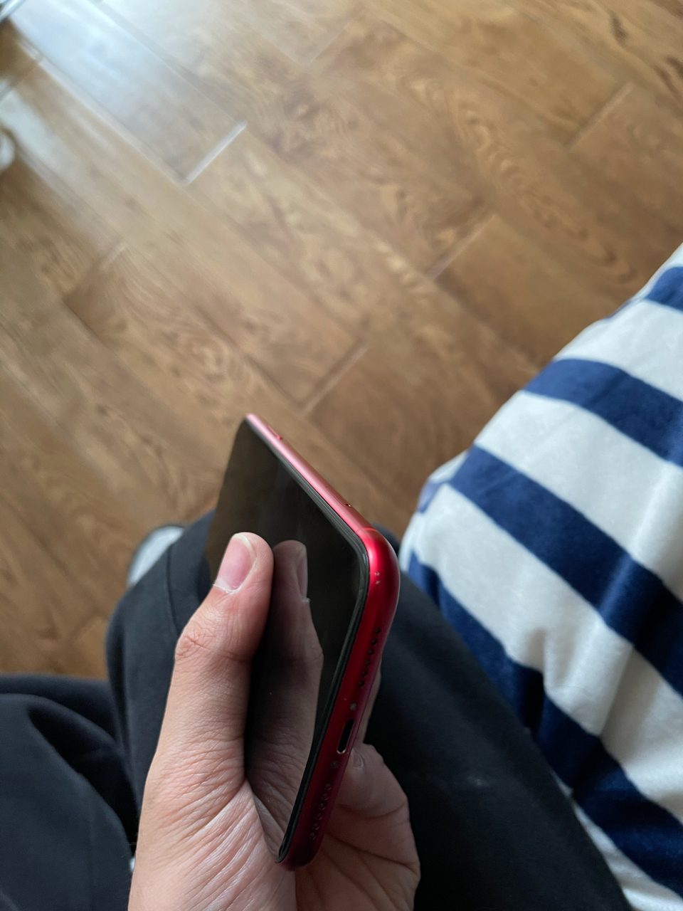 出个64的iphone11边框后盖有点摔碎了