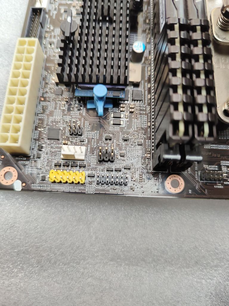 求助联想刃9000gti主板z370或者b360这块主板的电源开关接在哪儿