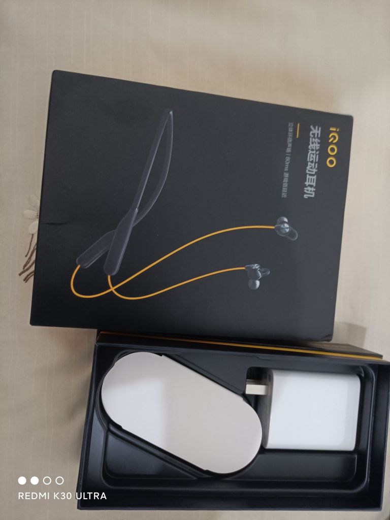 出个iqooneo5蓝色8加256还有两个蓝牙耳机