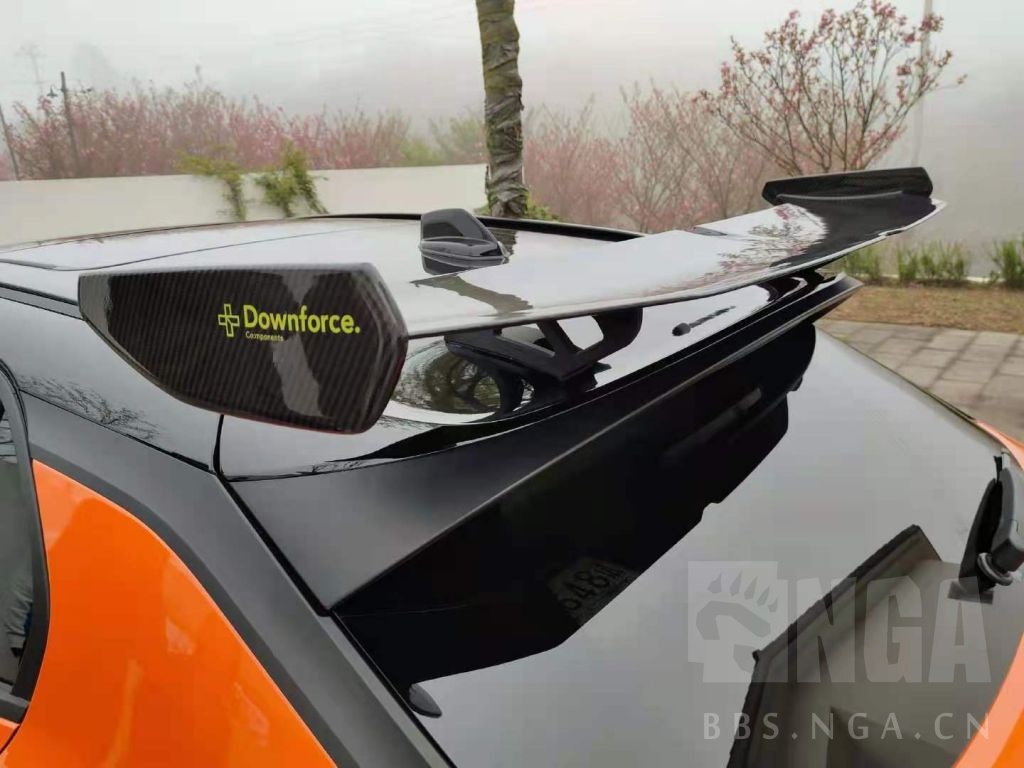 领克02的尾翼是真的奇怪