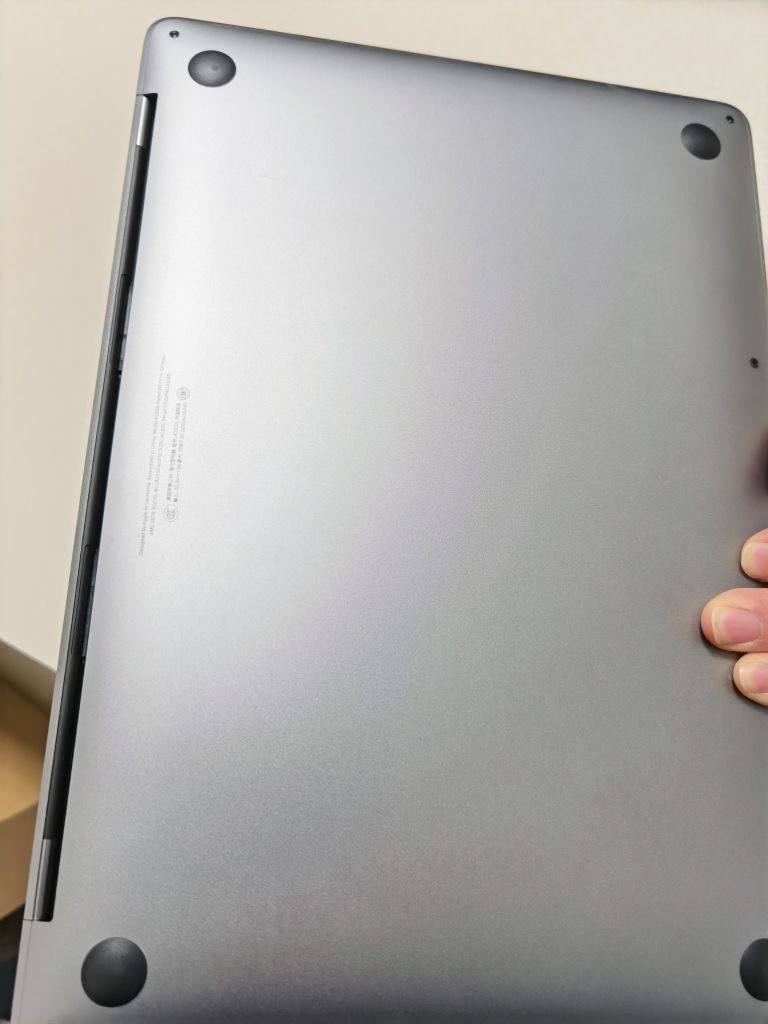 出一台去年12月30日入手的macbookprom18256的成色充新