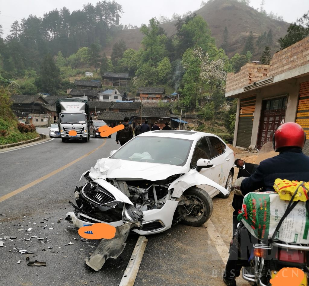 今天早上新鲜的车祸 轿车估计被撞报废了