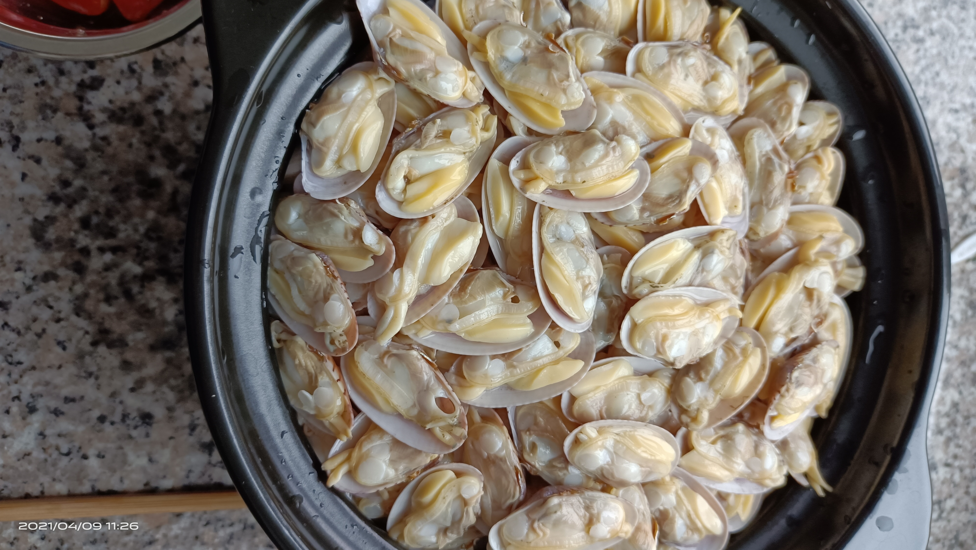 中午老婆做的生蚝花甲粉丝煲