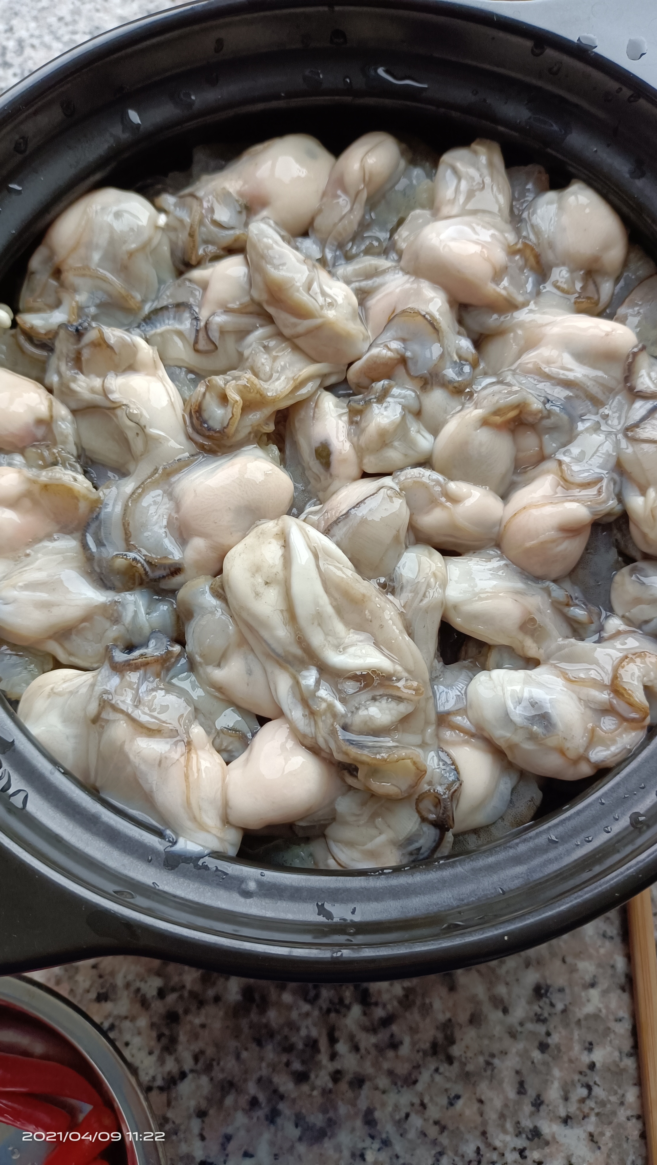 中午老婆做的生蚝花甲粉丝煲