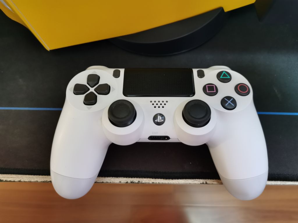 出售白色的精品ps4pro手柄一只