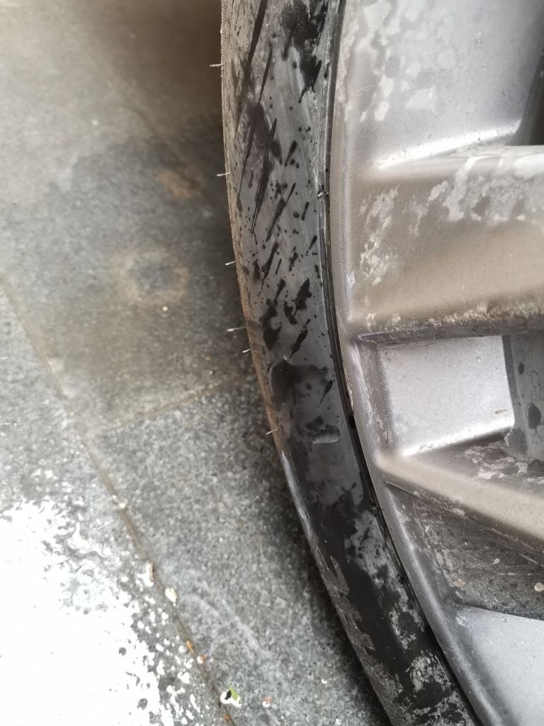轮胎侧面被蹭掉一点问题严重不